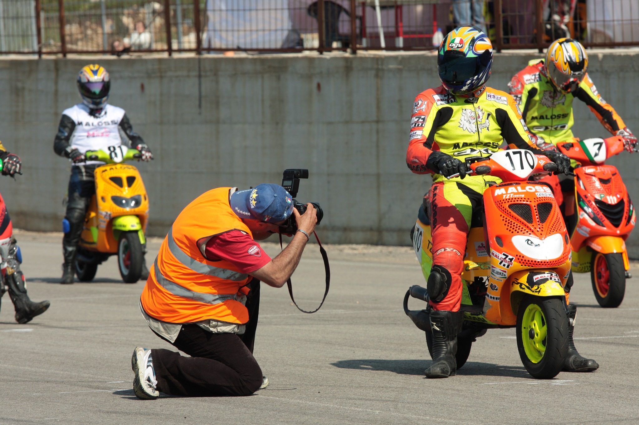Fotografo durante un servizio motociclistico