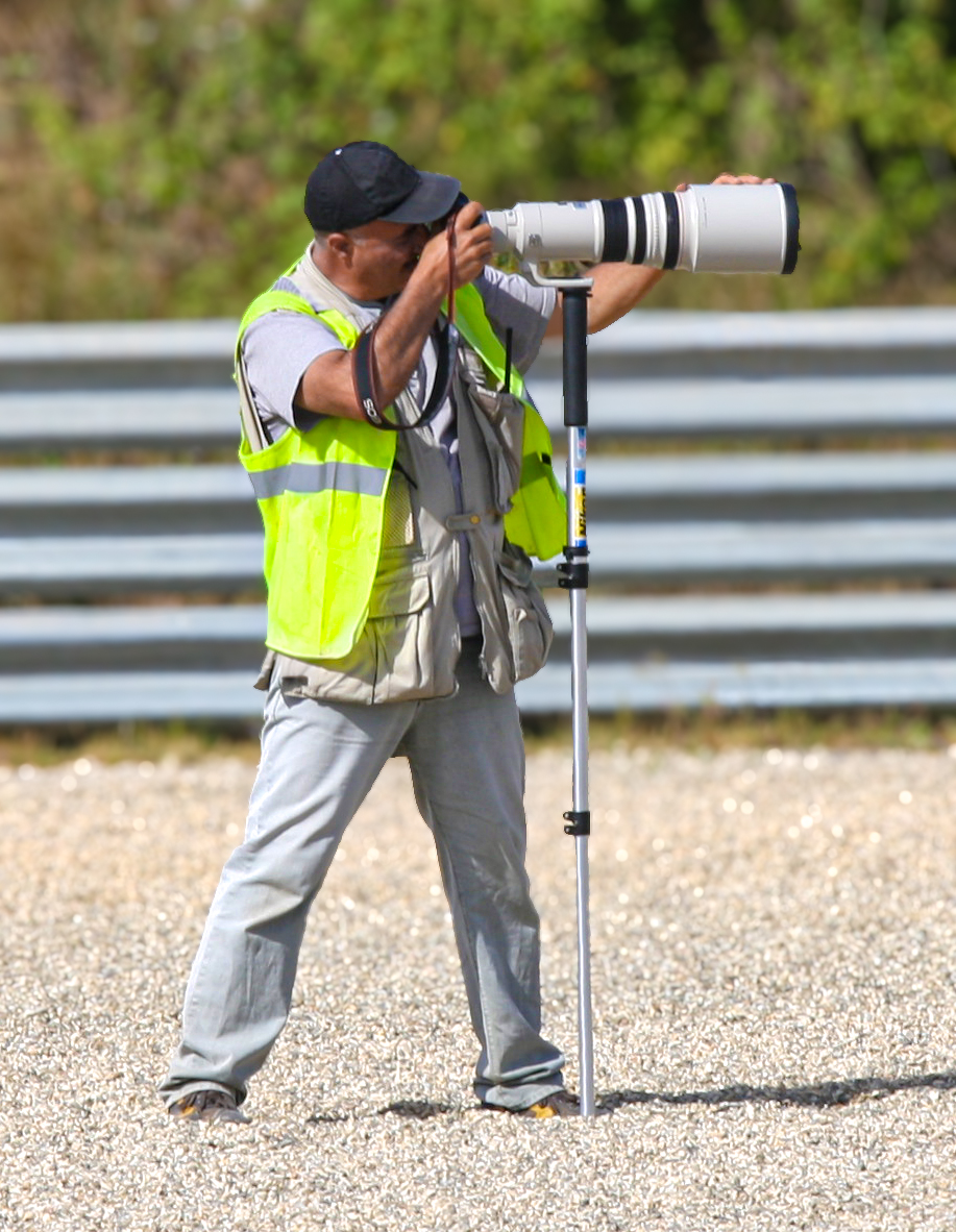 Fotografo durante un servizio sportivo a bordo pista